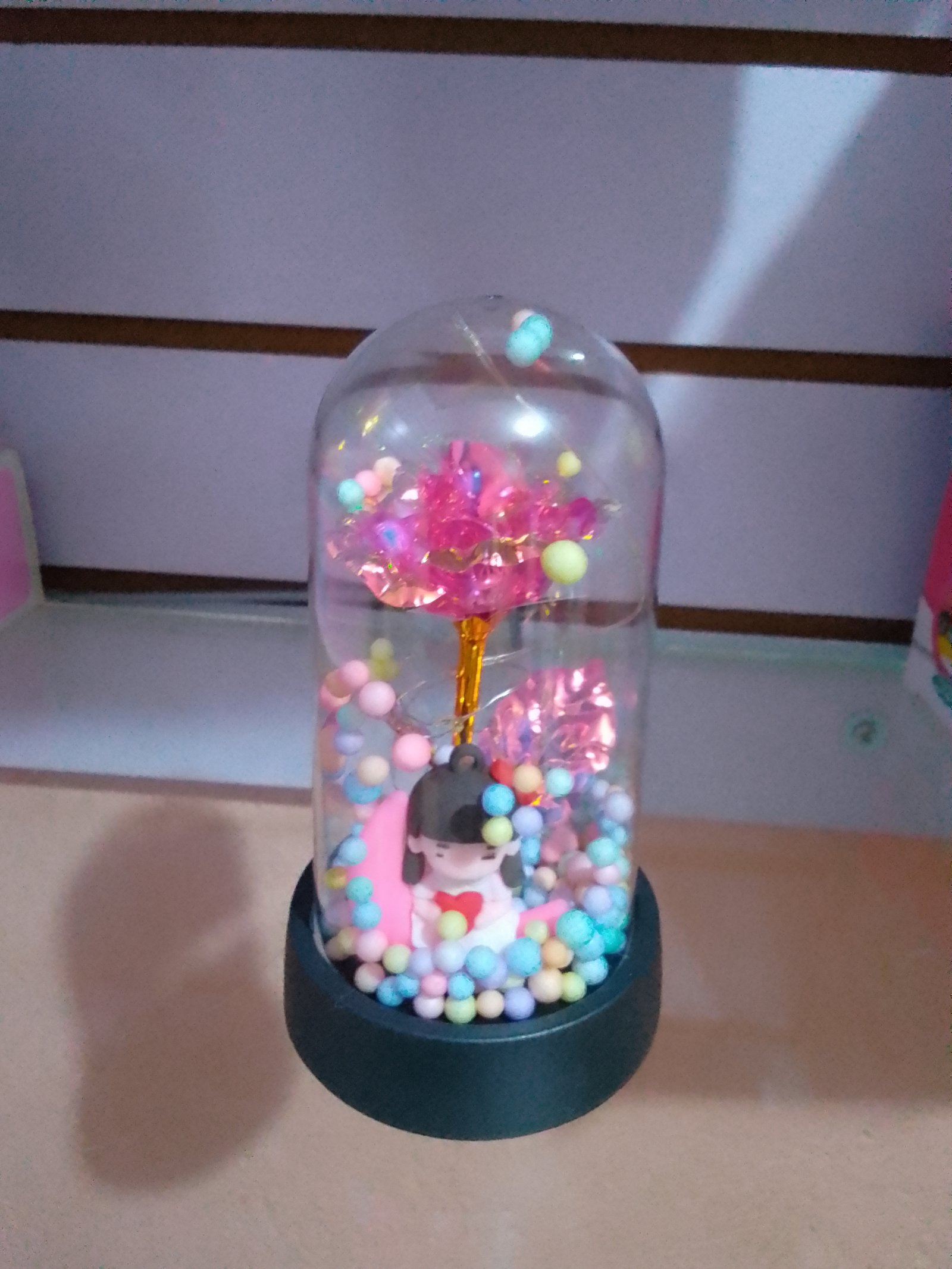 Flor eterna encapsulada con luz